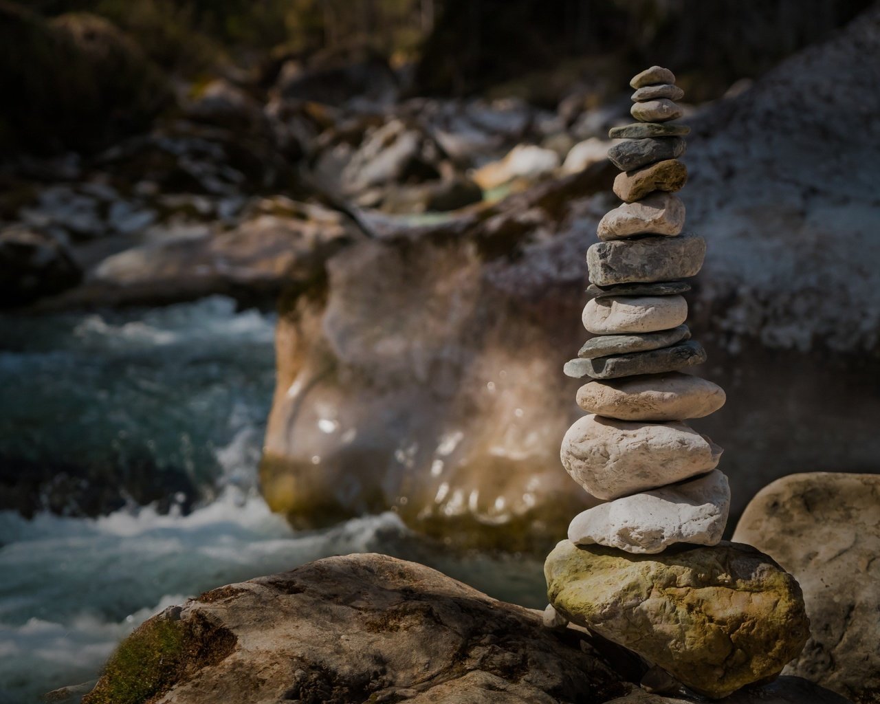 Обои камушки, вода, река, природа, камни, лес, пейзаж, башня, пирамида, water, river, nature, stones, forest, landscape, tower, pyramid разрешение 2449x1633 Загрузить