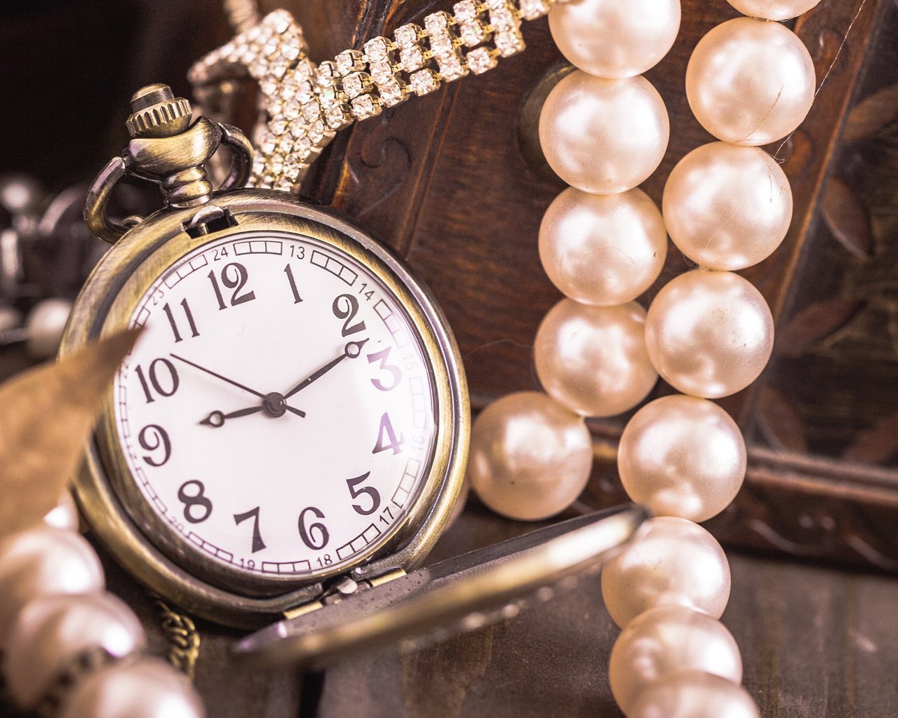 Обои украшения, часы, жемчуг, decoration, watch, pearl разрешение 2880x1800 Загрузить
