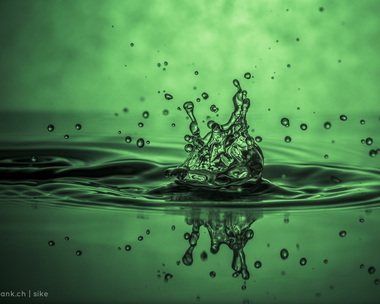 Обои зелёный, фон, капли, цвет, всплеск, жидкость, green, background, drops, color, splash, liquid разрешение 2048x1367 Загрузить