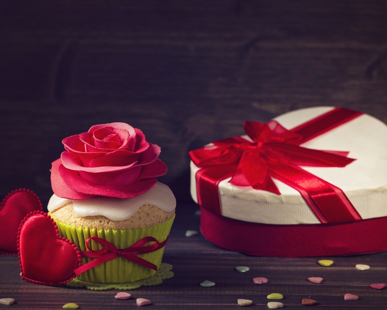 Обои роза, лента, подарок, сердечки, украшение, выпечка, кекс, день рожденья, rose, tape, gift, hearts, decoration, cakes, cupcake, birthday разрешение 5760x3840 Загрузить