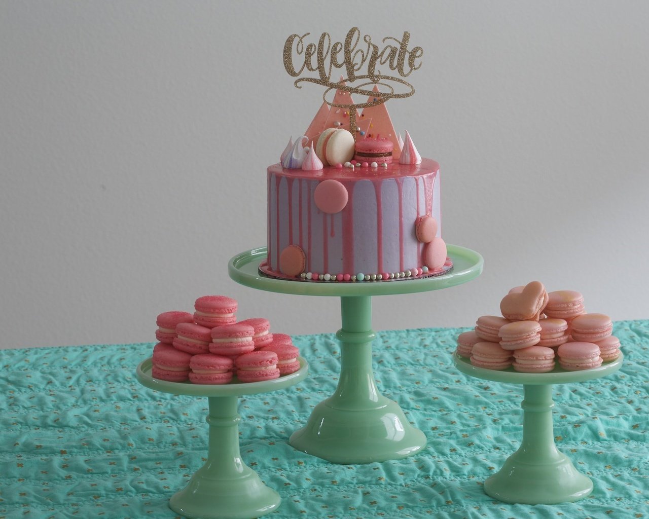 Обои еда, сладкое, украшение, торт, макаруны, безе, brithday, food, sweet, decoration, cake, macaroon, meringue разрешение 2048x1342 Загрузить