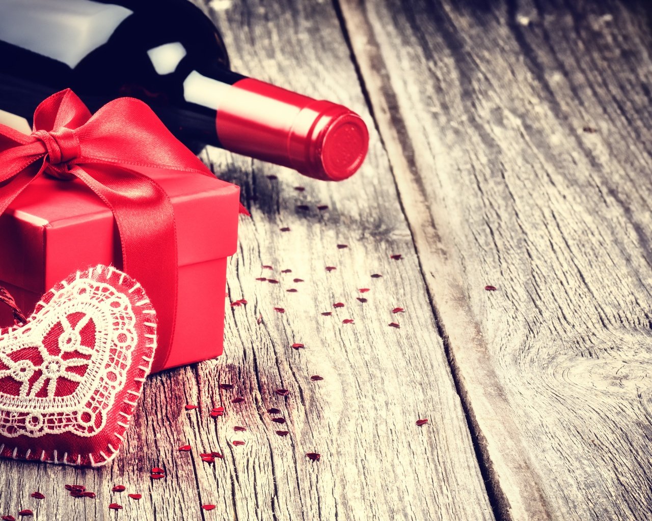 Обои сердечко, вино, бутылка, подарок, бантик, деревянная поверхность, heart, wine, bottle, gift, bow, wooden surface разрешение 3216x2136 Загрузить