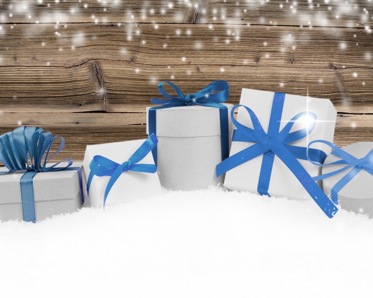 Обои снег, новый год, подарки, рождество, деревянная поверхность, snow, new year, gifts, christmas, wooden surface разрешение 2880x1800 Загрузить
