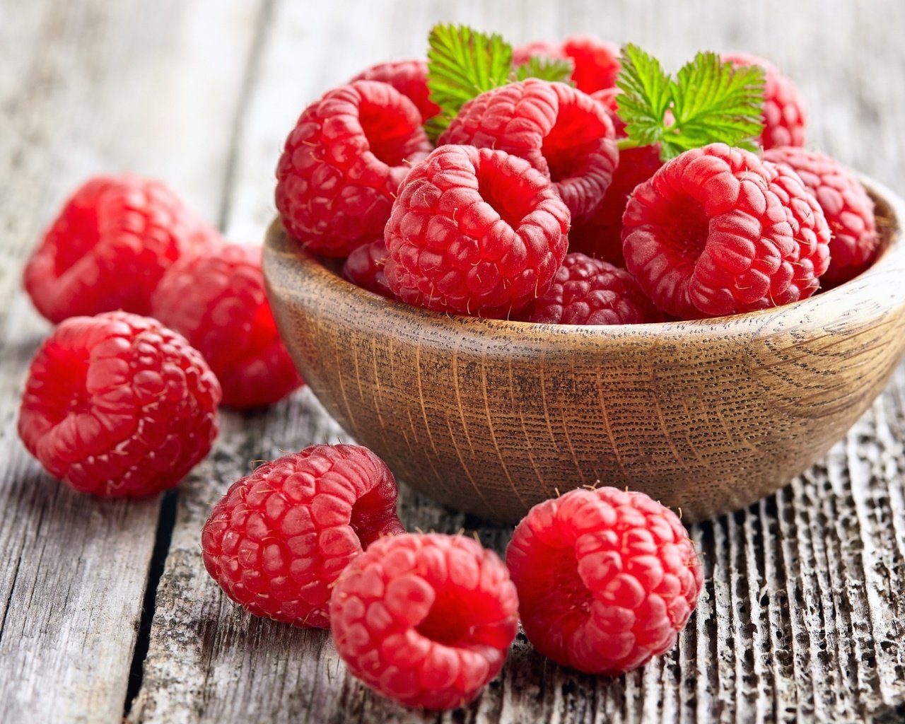 Обои малина, ягоды, миска, деревянная поверхность, raspberry, berries, bowl, wooden surface разрешение 2880x1800 Загрузить