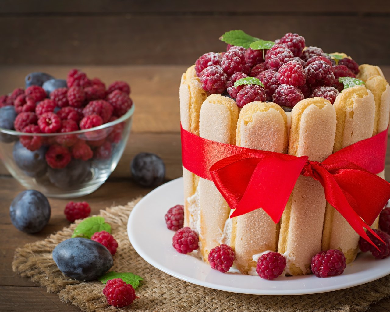 Обои малина, ягоды, торт, десерт, бант, сливы, савоярди, raspberry, berries, cake, dessert, bow, plum, savoiardi разрешение 6000x4000 Загрузить