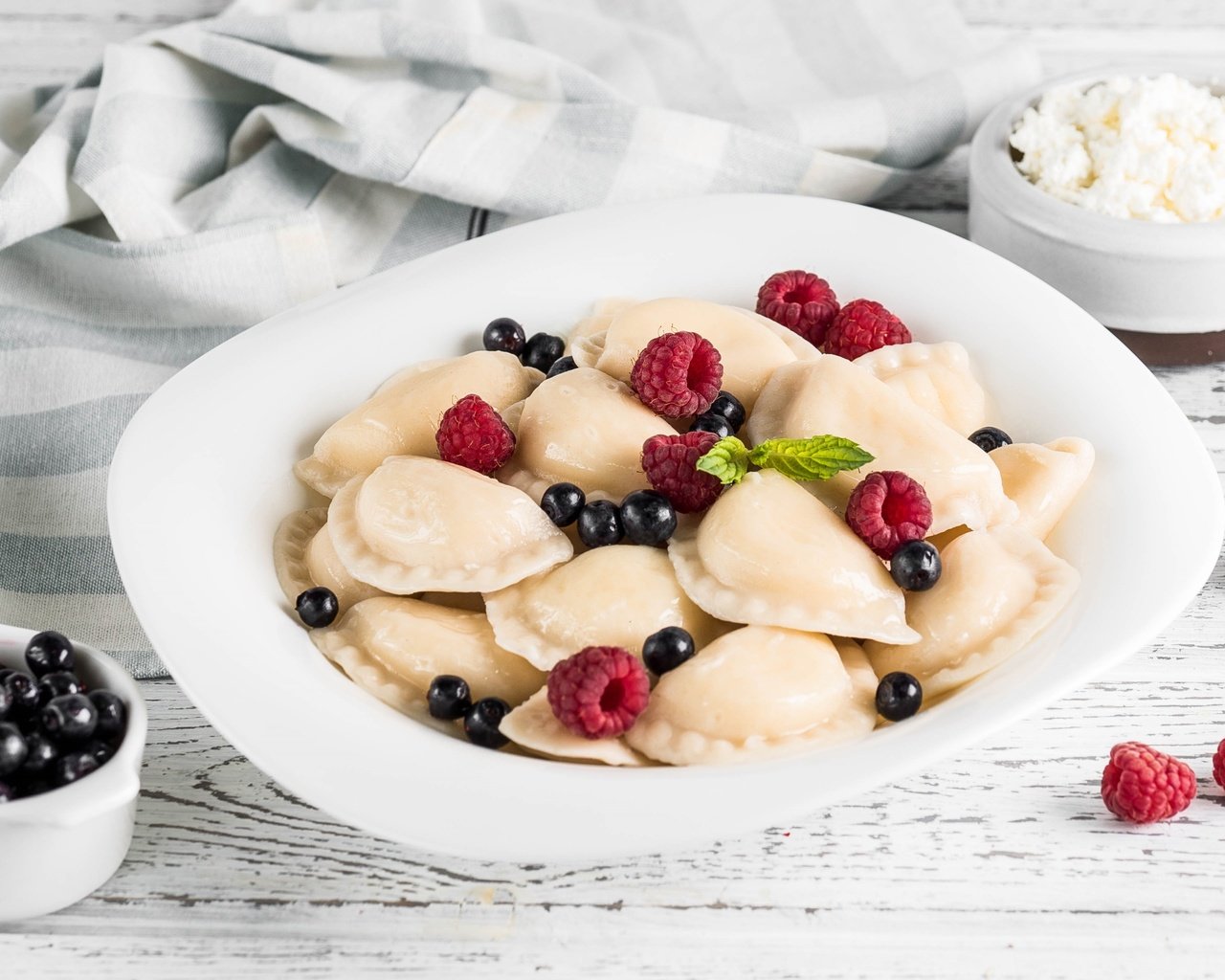 Обои малина, ягоды, смородина, творог, вареники, raspberry, berries, currants, cheese, dumplings разрешение 3000x2000 Загрузить