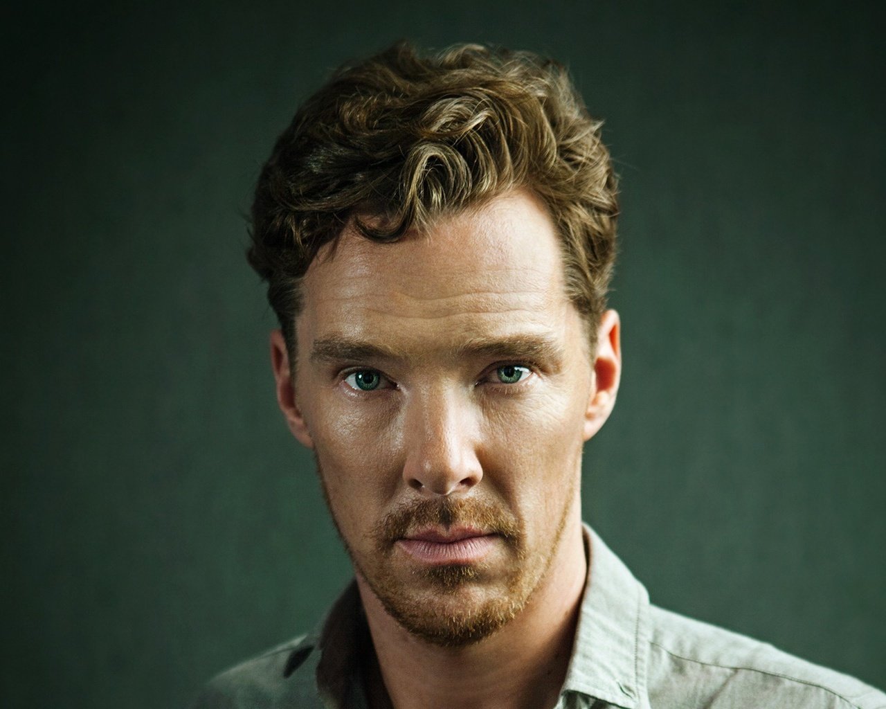 Обои фон, взгляд, зеленый фон, бенедикт камбербэтч, background, look, green background, benedict cumberbatch разрешение 1920x1280 Загрузить