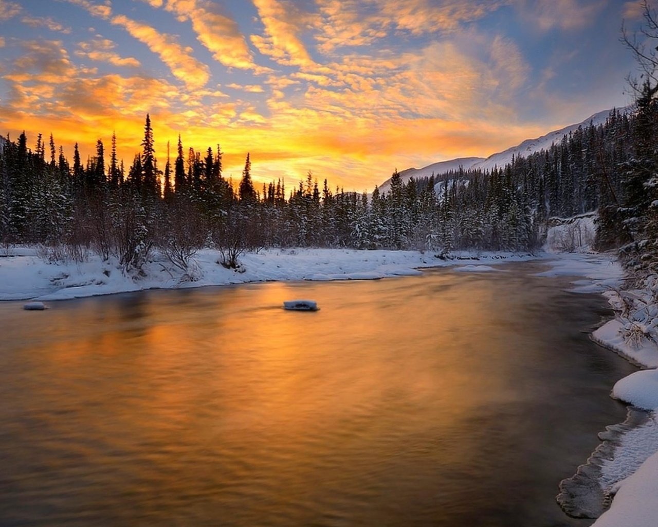 Обои небо, облака, река, снег, природа, закат, зима, the sky, clouds, river, snow, nature, sunset, winter разрешение 1920x1080 Загрузить