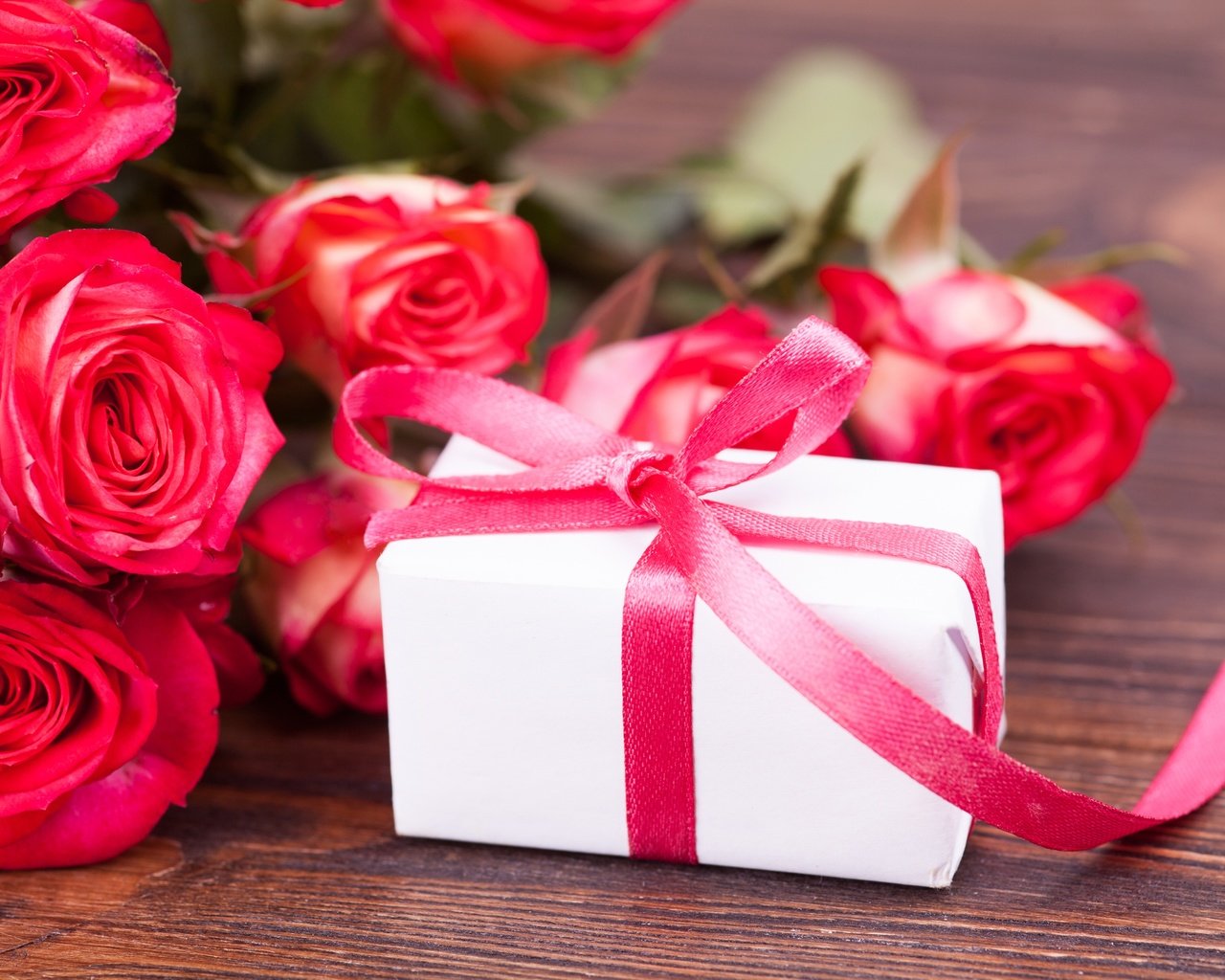 Обои цветы, розы, любовь, букет, розовые, подарок, романтик, валентинов день, flowers, roses, love, bouquet, pink, gift, romantic, valentine's day разрешение 5616x3689 Загрузить