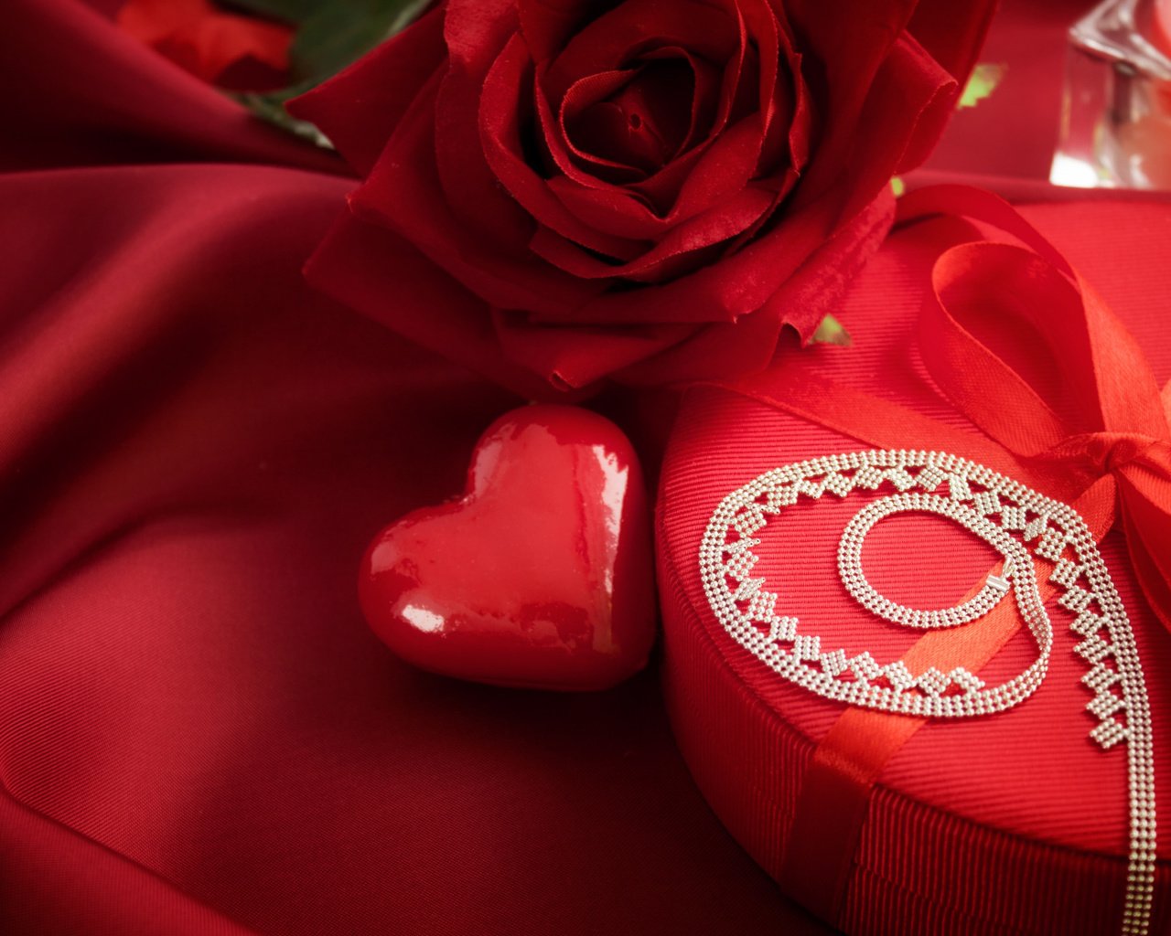Обои сердечко, боке, любовь, валентинов день, ткань, свеча, подарок, романтик, ожерелье, день святого валентина, heart, bokeh, love, fabric, candle, gift, romantic, necklace, valentine's day разрешение 1920x1200 Загрузить