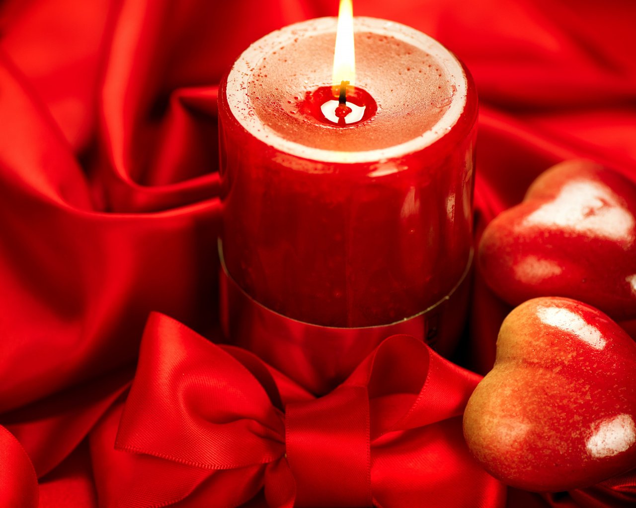 Обои красный, ткань, свеча, сердечки, день святого валентина, влюбленная, red, fabric, candle, hearts, valentine's day, love разрешение 1920x1200 Загрузить