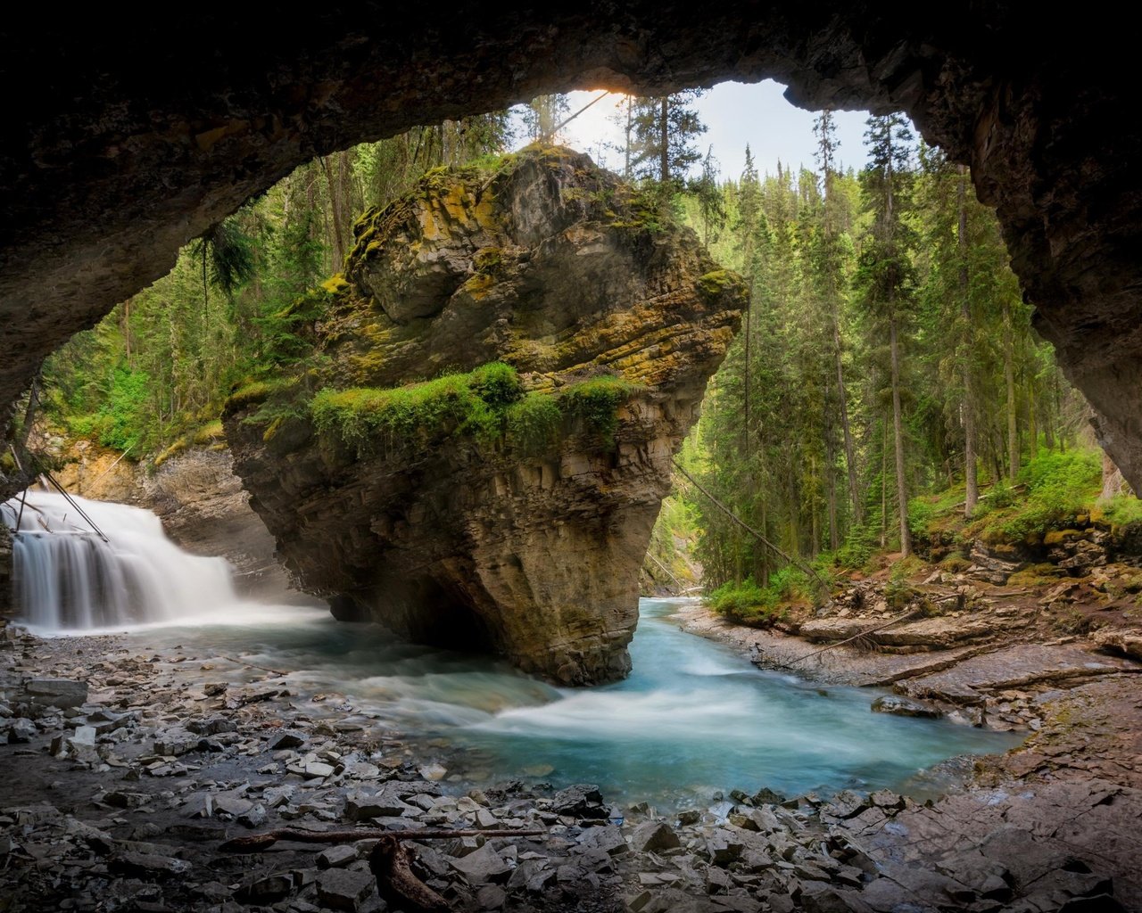 Обои природа, водопад, поток, пещера, nature, waterfall, stream, cave разрешение 2880x1800 Загрузить