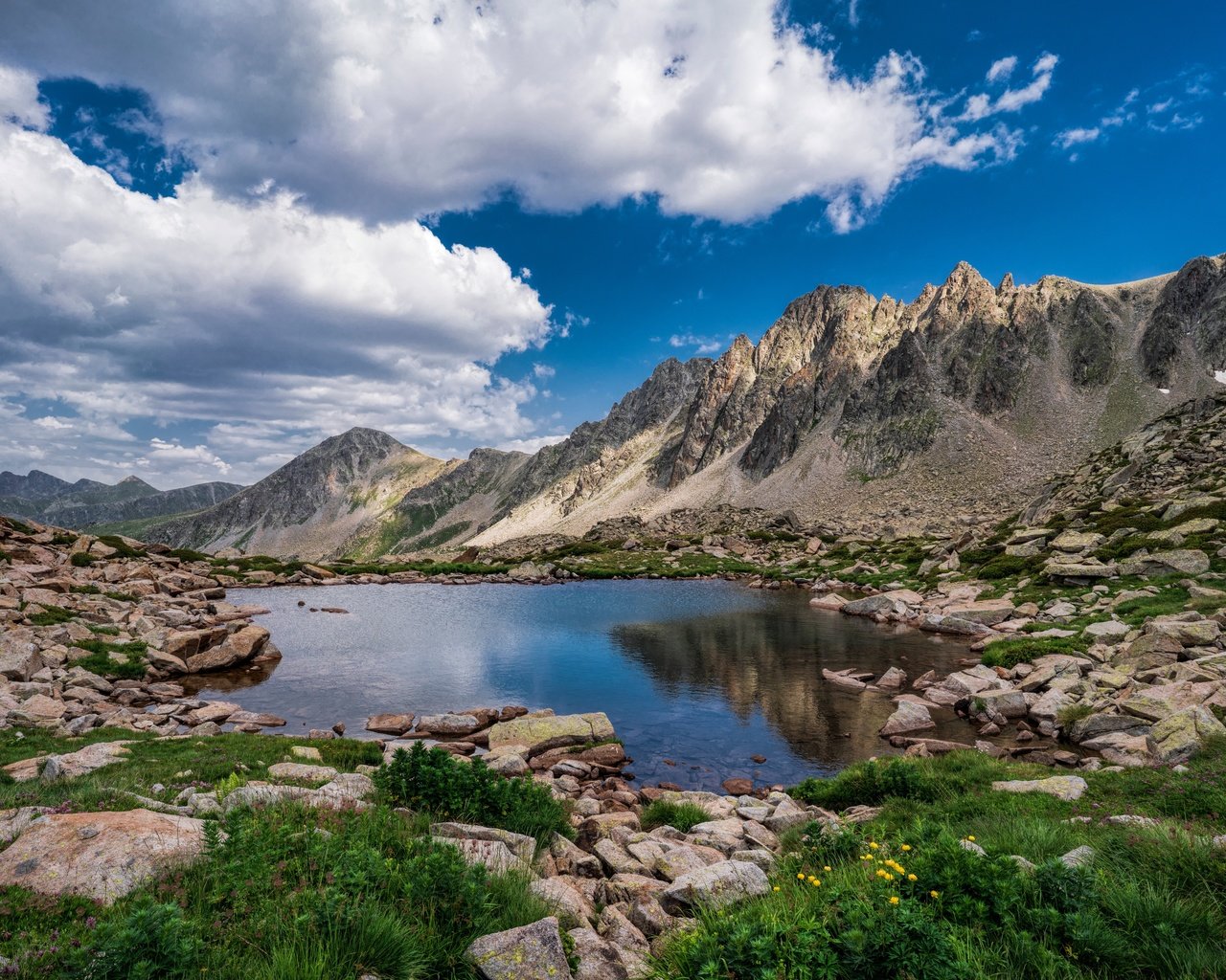 Обои трава, облака, озеро, горы, пейзаж, grass, clouds, lake, mountains, landscape разрешение 5120x3415 Загрузить