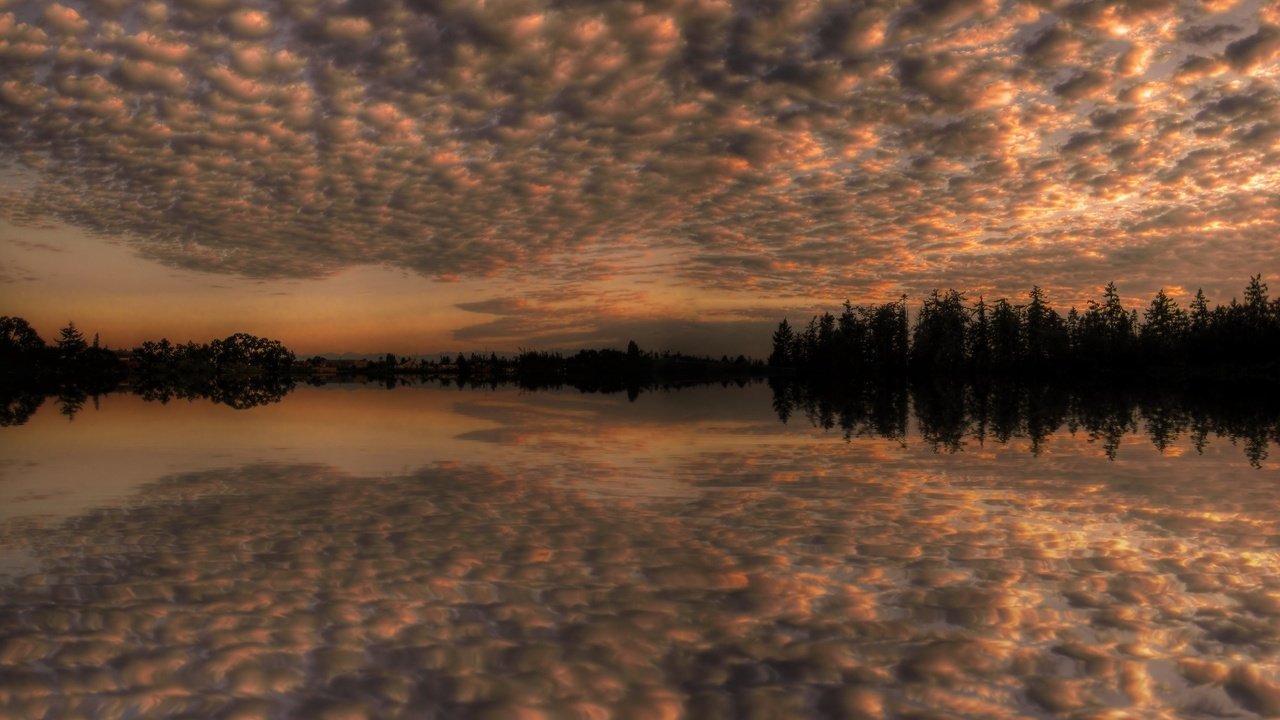 Обои небо, облака, деревья, озеро, отражение, the sky, clouds, trees, lake, reflection разрешение 1920x1440 Загрузить