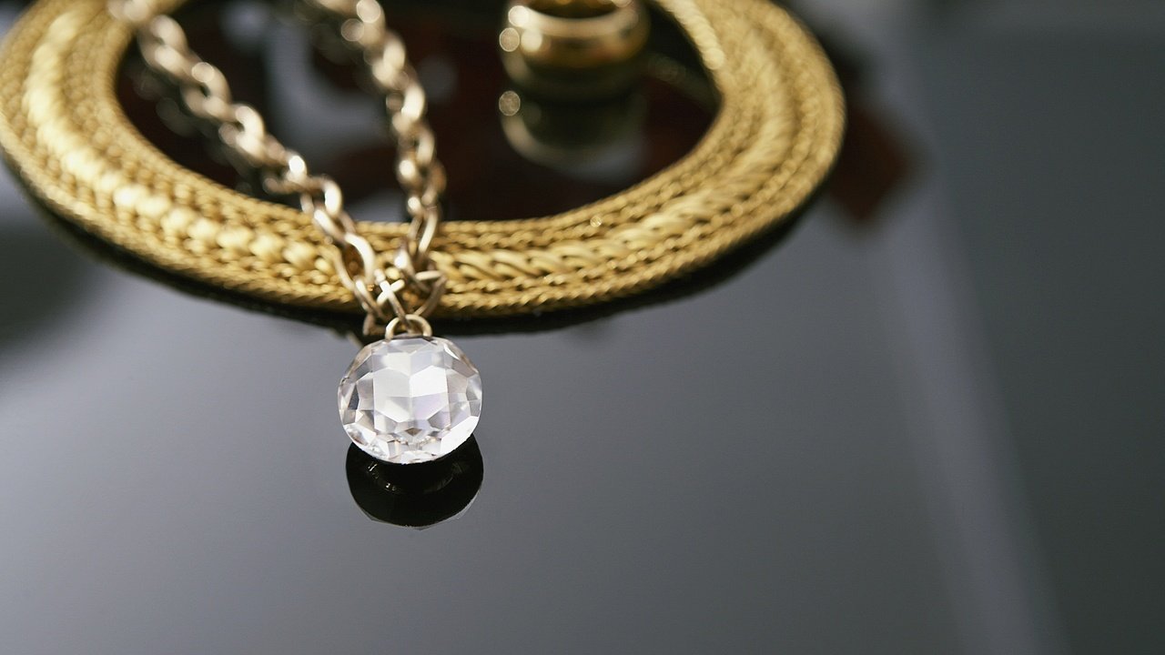 Обои золото, кулон, цепочка, бриллиант, gold, pendant, chain, diamond разрешение 1920x1200 Загрузить