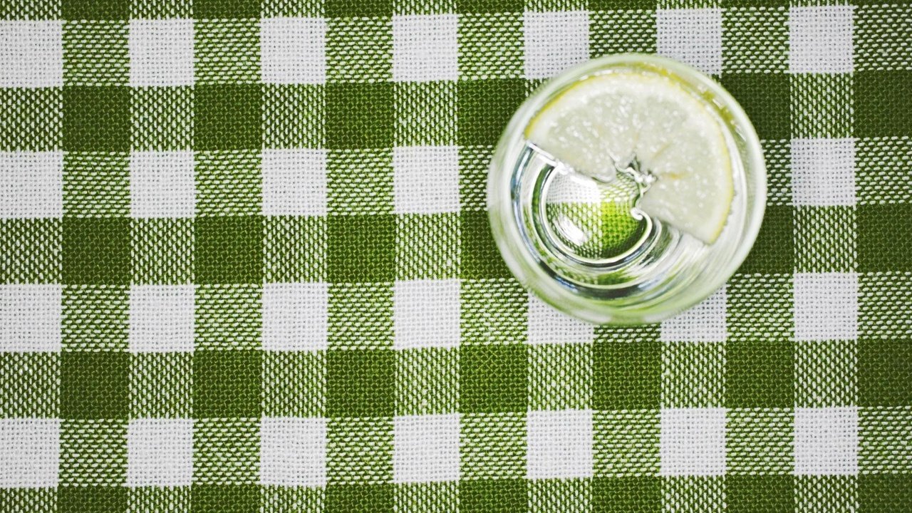 Обои вода, макро, лимон, стакан, скатерть, water, macro, lemon, glass, tablecloth разрешение 1920x1200 Загрузить