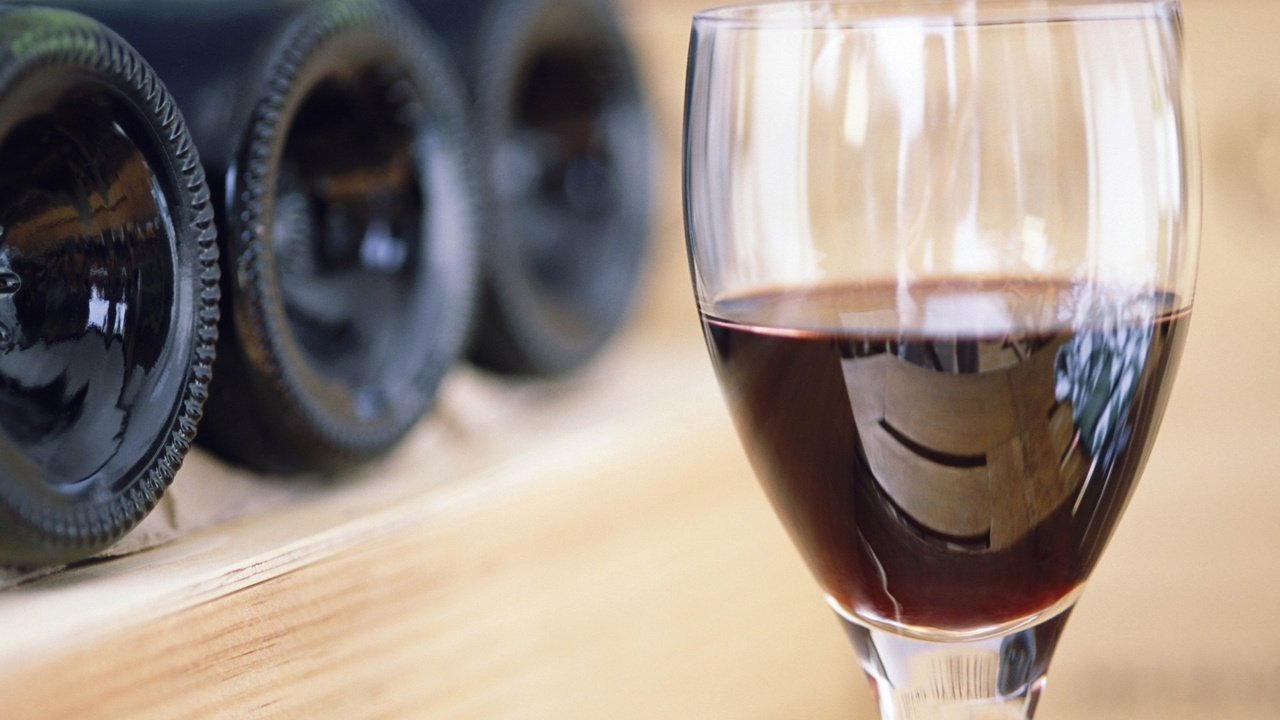 Обои бокал, вино, стекло, бутылки, красное, glass, wine, bottle, red разрешение 1920x1274 Загрузить