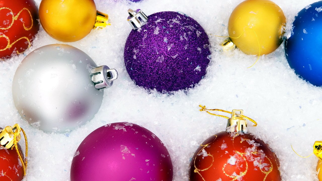 Обои снег, новый год, шары, шарики, игрушки, встреча нового года, snow, new year, balls, toys разрешение 1920x1200 Загрузить