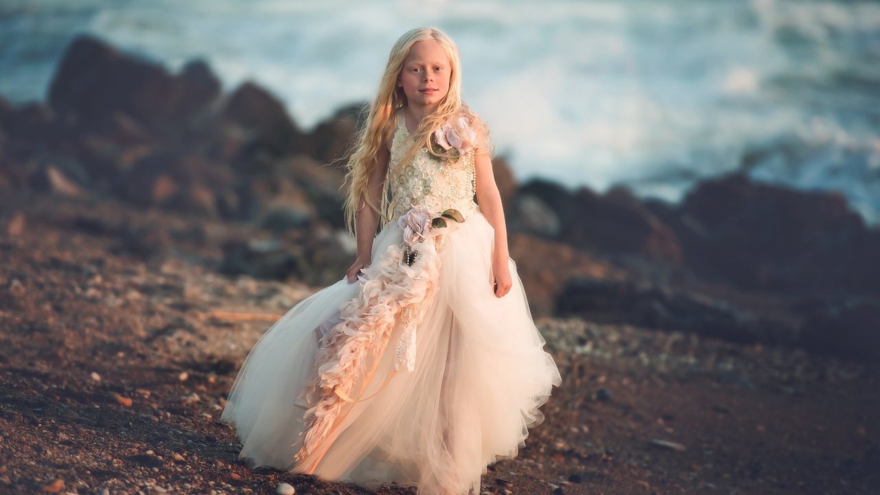 Обои берег, платье, дети, девочка, волосы, лицо, ребенок, sea princess, shore, dress, children, girl, hair, face, child разрешение 2048x1414 Загрузить