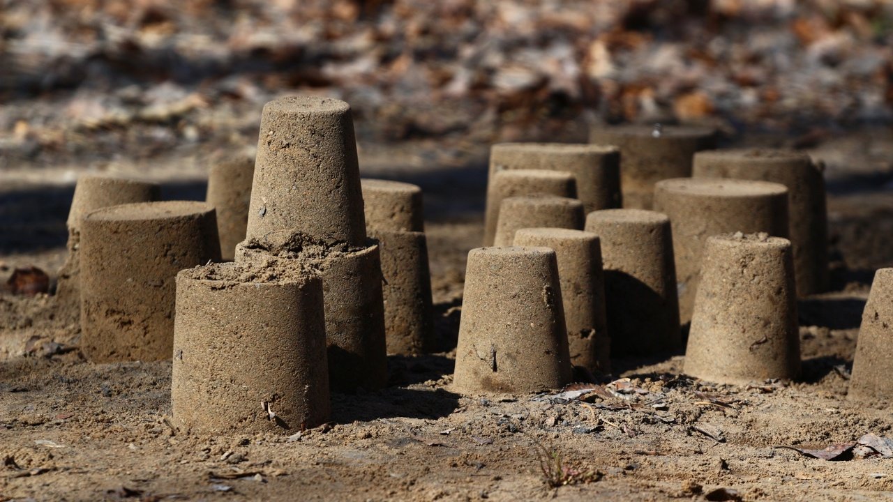 Обои листья, песок, фигурки, leaves, sand, figures разрешение 1920x1280 Загрузить