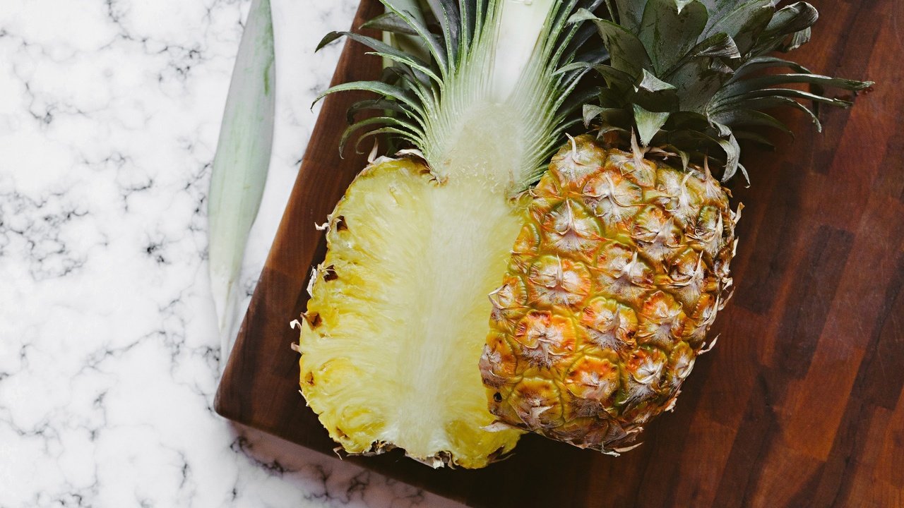 Обои фрукты, ананас, половинка, разделочная доска, fruit, pineapple, half, cutting board разрешение 1920x1280 Загрузить