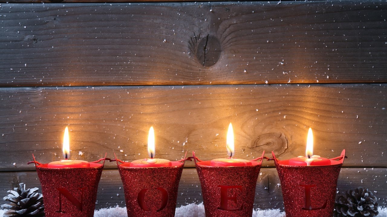 Обои снег, свечи, новый год, рождество, шишки, декор, деревянная поверхность, snow, candles, new year, christmas, bumps, decor, wooden surface разрешение 2880x1800 Загрузить