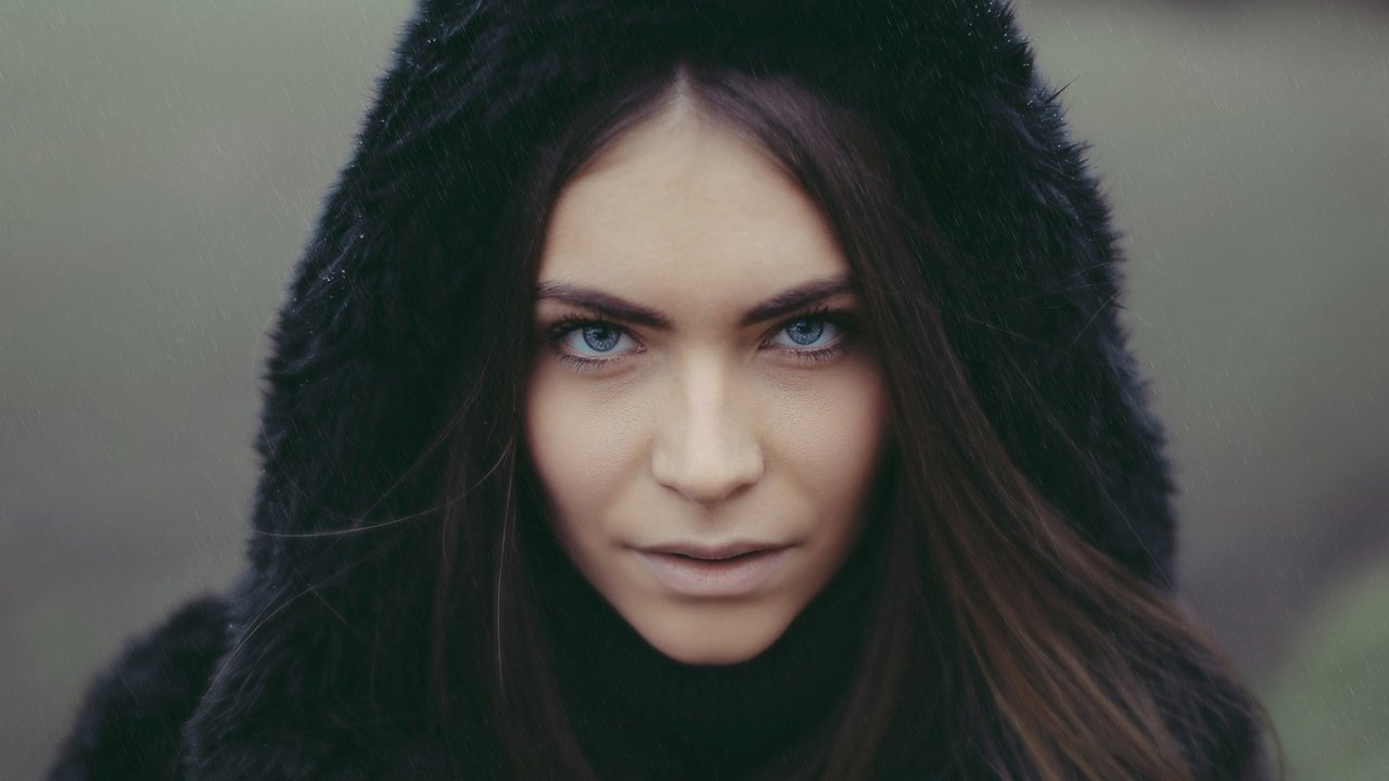 Обои девушка, брюнетка, взгляд, волосы, лицо, капюшон, girl, brunette, look, hair, face, hood разрешение 2048x1365 Загрузить