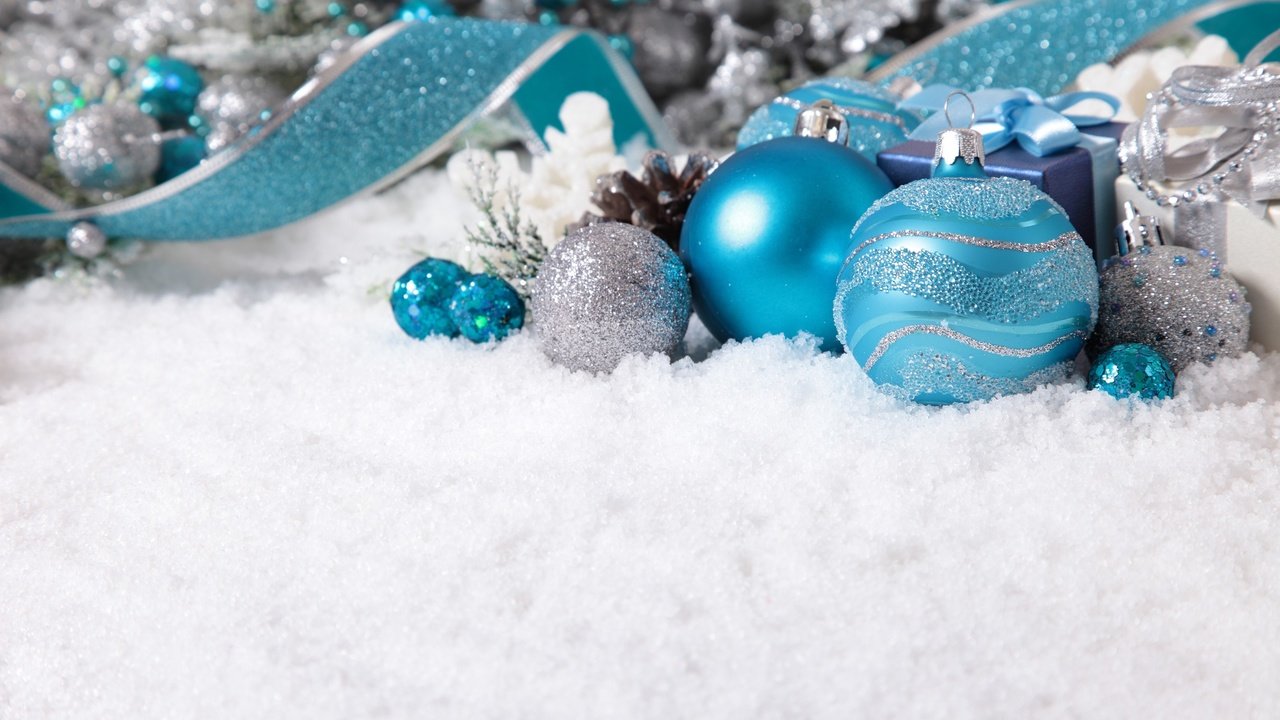 Обои снег, новый год, рождество, елочные игрушки, snow, new year, christmas, christmas decorations разрешение 2880x1800 Загрузить