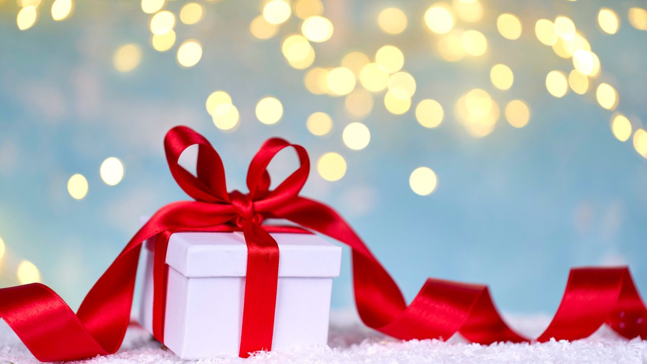 Обои новый год, зима, лента, подарок, праздник, рождество, new year, winter, tape, gift, holiday, christmas разрешение 6361x4241 Загрузить