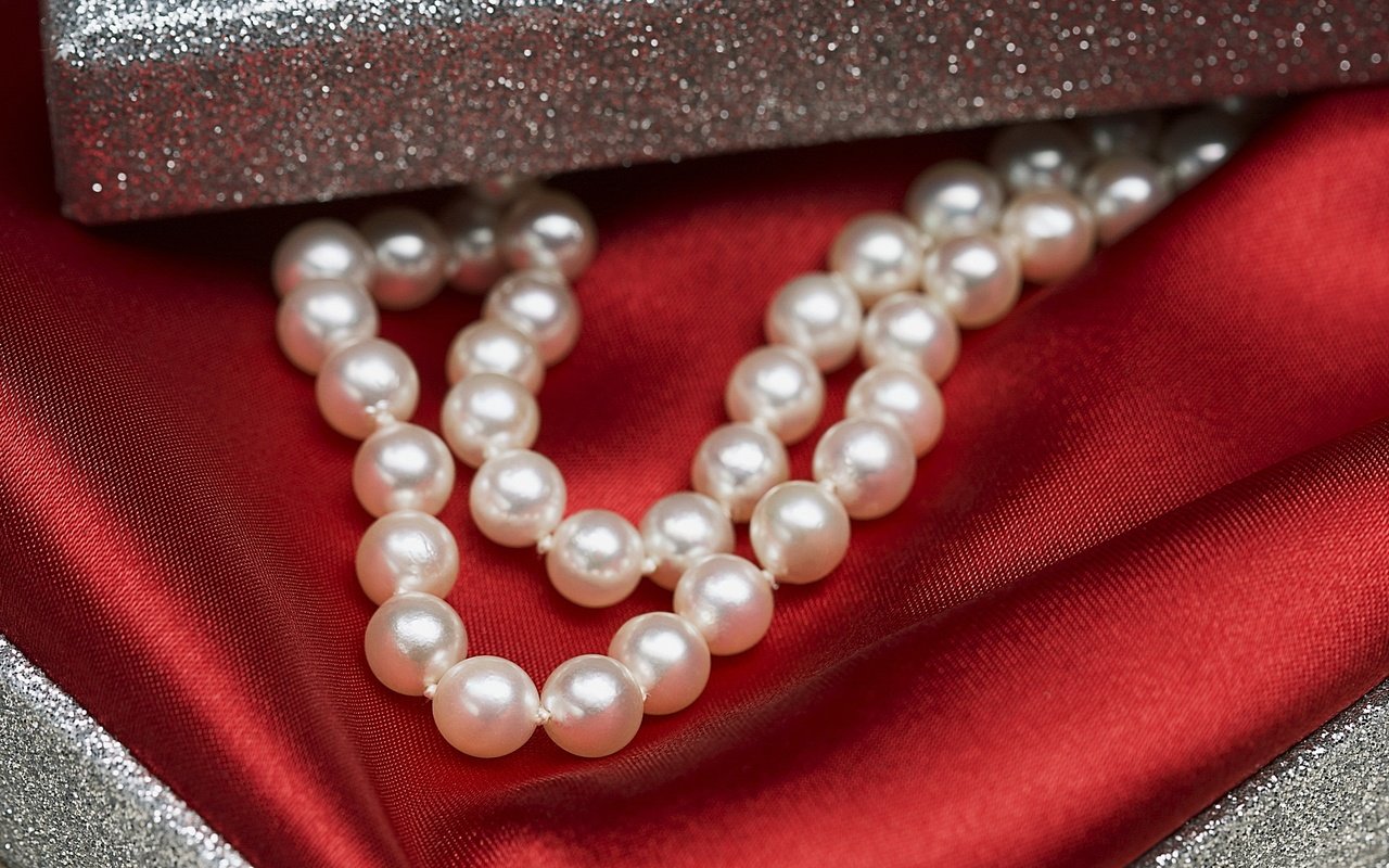 Обои красный, шелк, украшение, ожерелье, жемчуг, red, silk, decoration, necklace, pearl разрешение 1920x1200 Загрузить