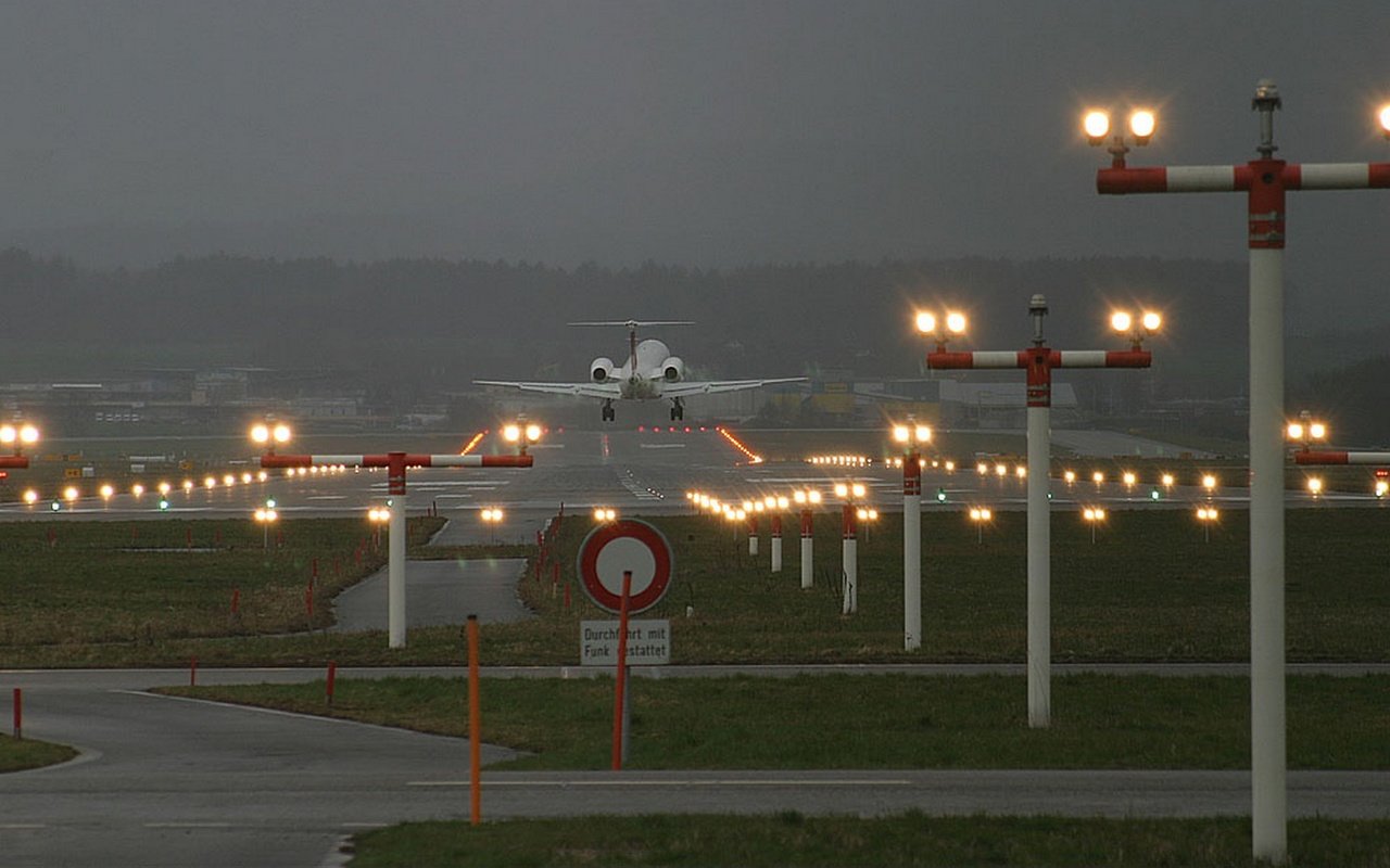 Обои самолет, взлетная полоса, the plane, runway разрешение 1920x1200 Загрузить