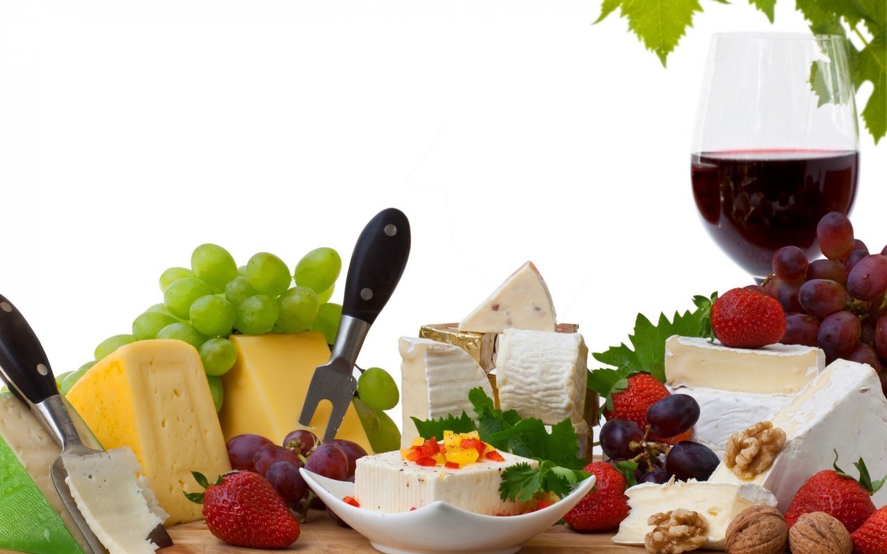 Обои виноград, клубника, бокал, сыр, вино, красное, грецкие орехи, grapes, strawberry, glass, cheese, wine, red, walnuts разрешение 2560x1600 Загрузить