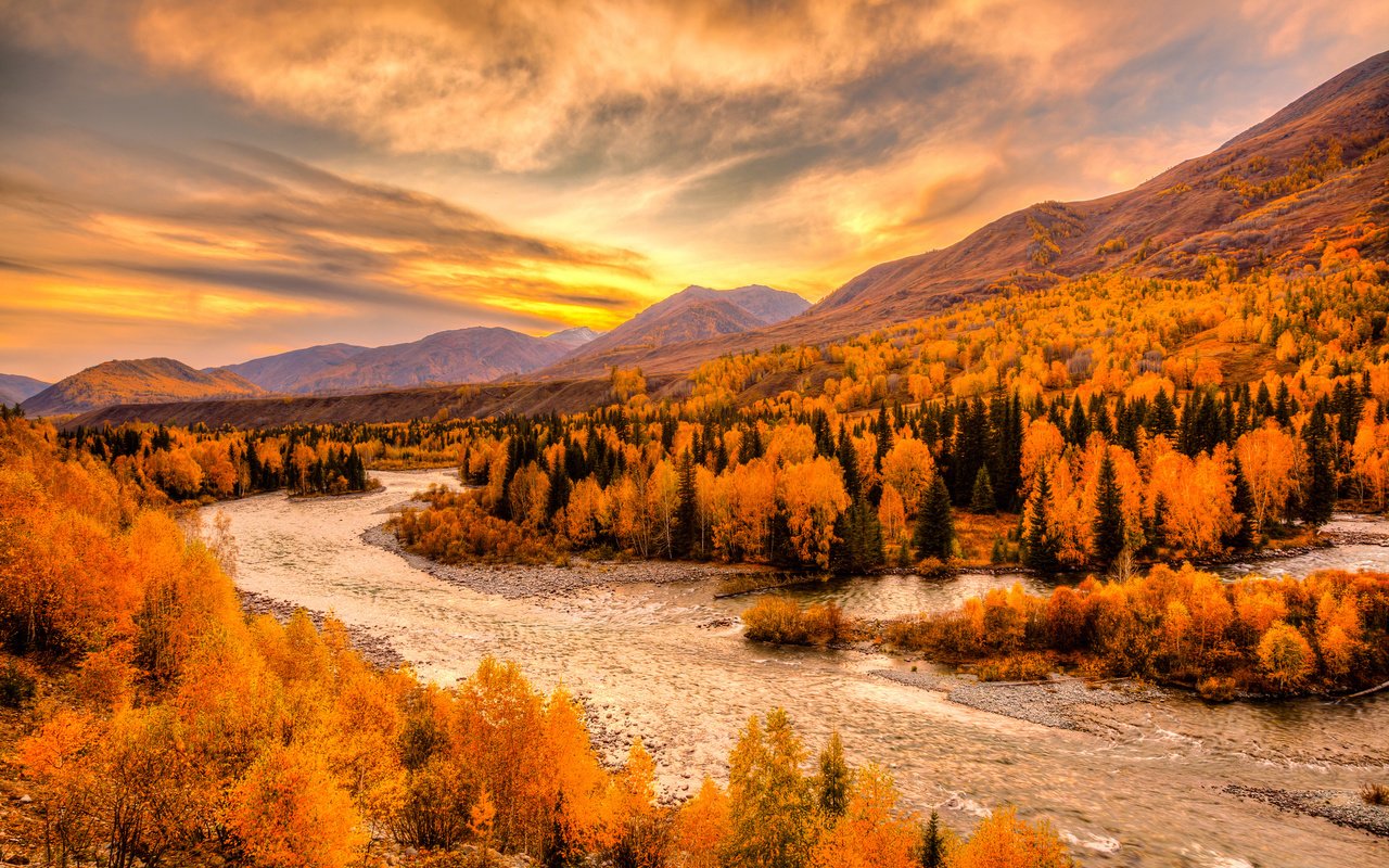 Обои небо, деревья, река, горы, лес, тучи, пейзаж, осень, the sky, trees, river, mountains, forest, clouds, landscape, autumn разрешение 2048x1365 Загрузить