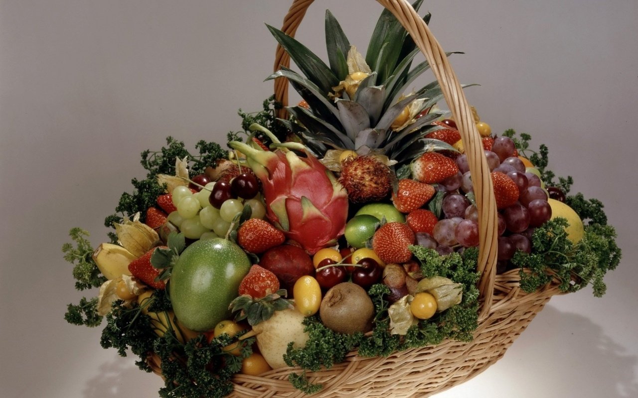 Обои фон, фрукты, корзина, ягоды, натюрморт, ассорти, background, fruit, basket, berries, still life, cuts разрешение 1920x1440 Загрузить