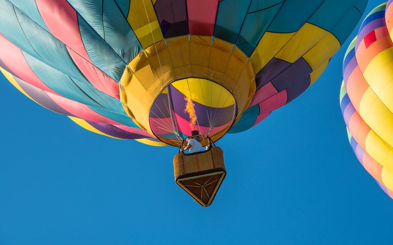 Обои небо, полет, спорт, воздушные шары, the sky, flight, sport, balloons разрешение 2047x1108 Загрузить