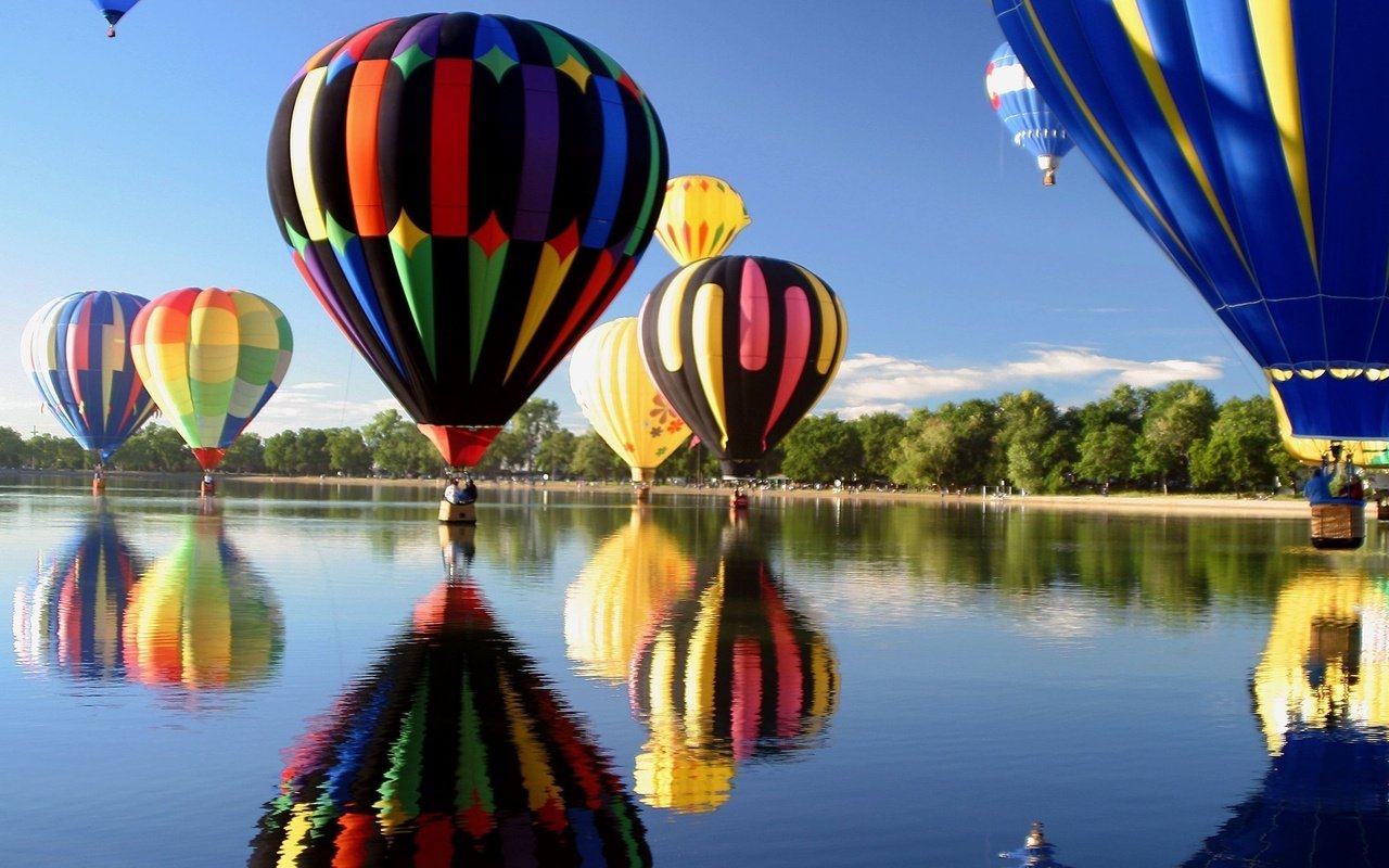 Обои небо, деревья, вода, озеро, воздушный шар, the sky, trees, water, lake, balloon разрешение 2560x1440 Загрузить