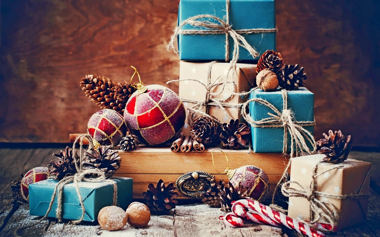 Обои новый год, шары, ретро, подарки, рождество, шишки, дары, встреча нового года, елочная, new year, balls, retro, gifts, christmas, bumps разрешение 3604x2592 Загрузить