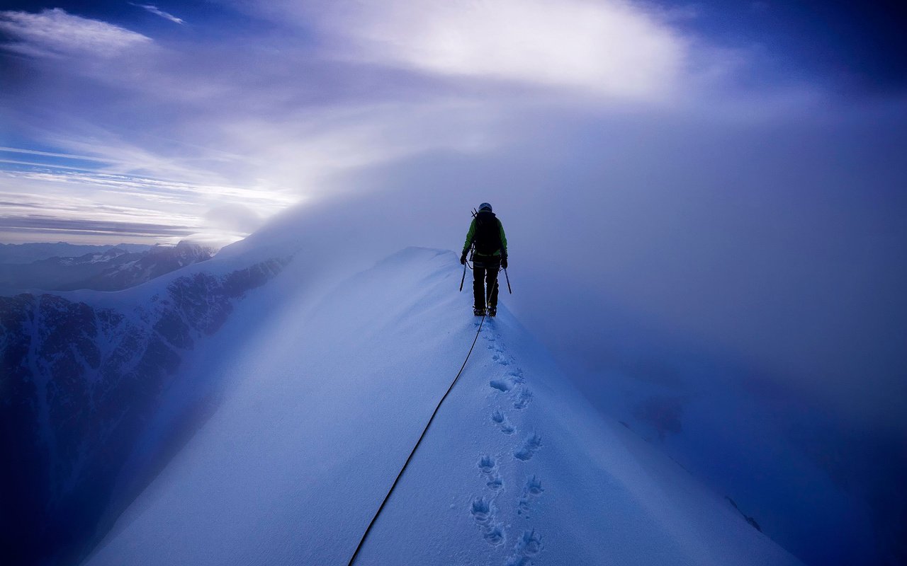 Обои горы, снег, альпинист, mountains, snow, climber разрешение 2048x1362 Загрузить