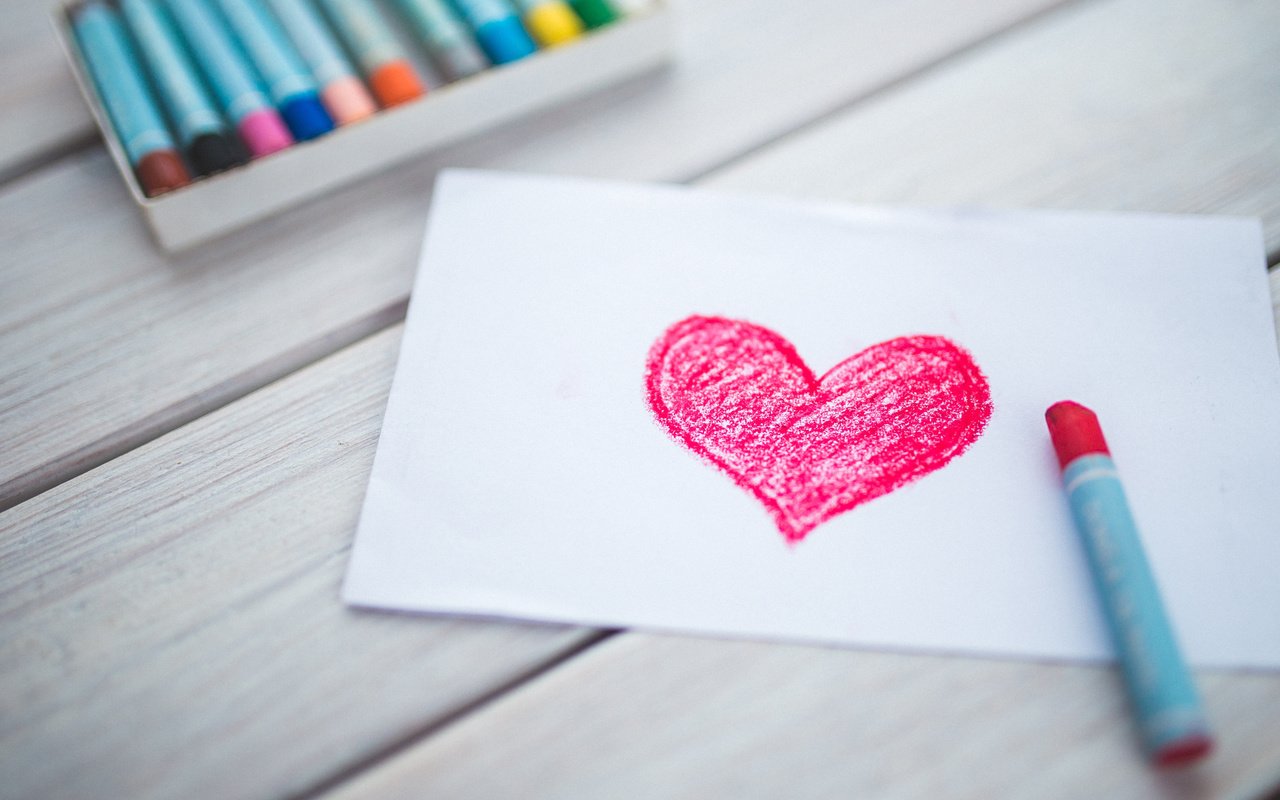 Обои рисунок, разноцветные, сердце, любовь, мелки, деревянная поверхность, figure, colorful, heart, love, crayons, wooden surface разрешение 3840x2160 Загрузить