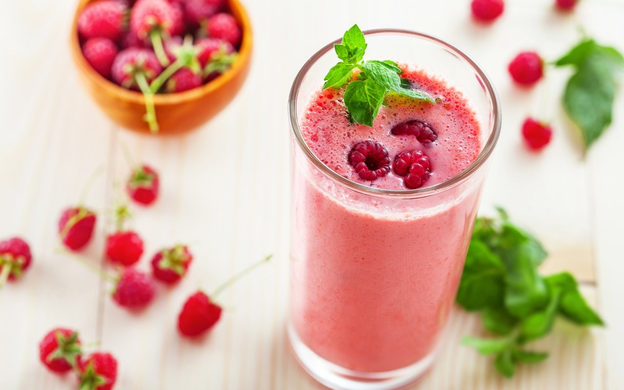 Обои мята, малина, ягоды, коктейль, стакан, молоко, mint, raspberry, berries, cocktail, glass, milk разрешение 5386x3592 Загрузить