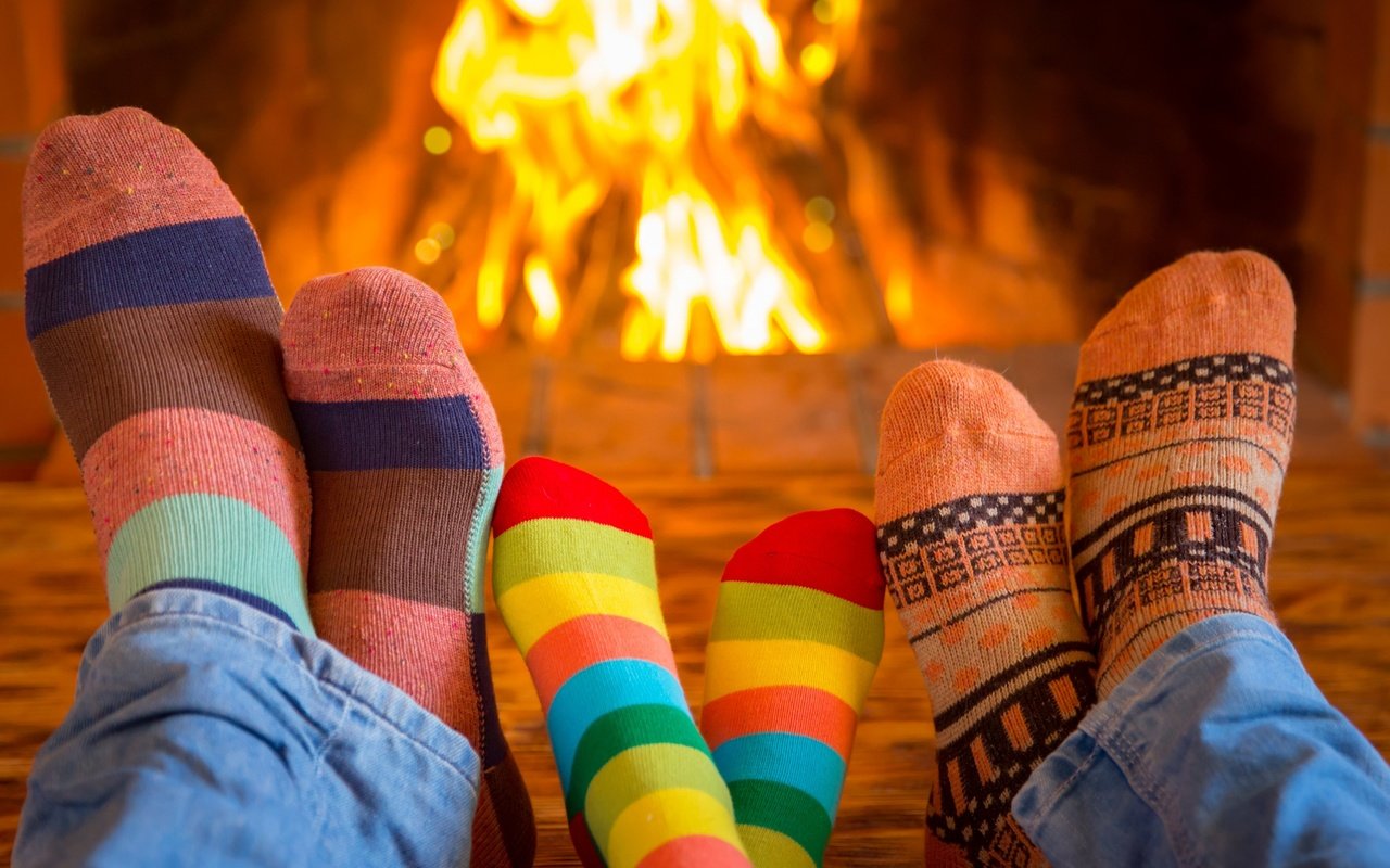 Обои настроение, огонь, ноги, камин, семья, носки, носочки, mood, fire, feet, fireplace, family, socks разрешение 2880x1800 Загрузить