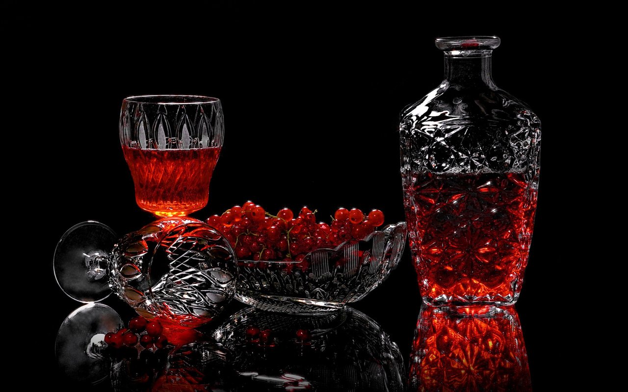 Обои напиток, ягоды, бокалы, смородина, графин, вазочка, drink, berries, glasses, currants, decanter, vase разрешение 2112x1188 Загрузить