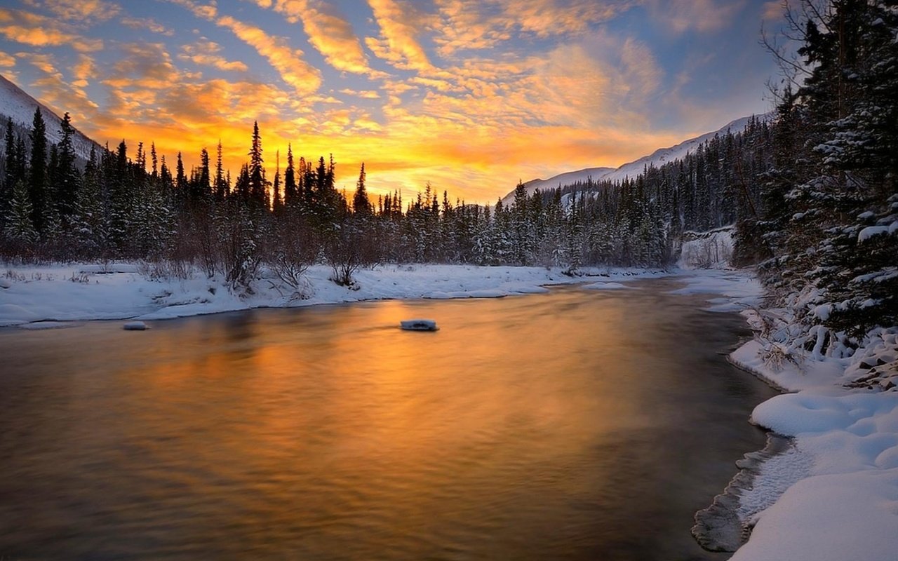 Обои небо, облака, река, снег, природа, закат, зима, the sky, clouds, river, snow, nature, sunset, winter разрешение 1920x1080 Загрузить