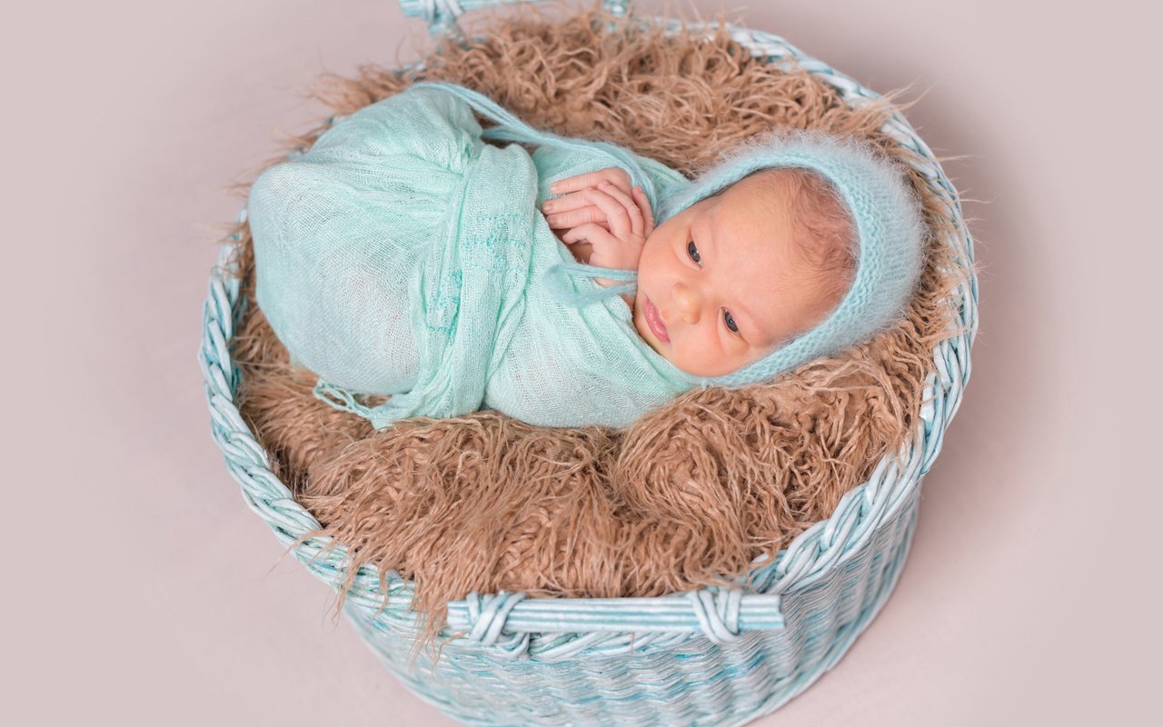 Обои мальчик, малыш, младенец, шапочка, мех, корзинка, кокон, boy, baby, cap, fur, basket, cocoon разрешение 5000x3568 Загрузить