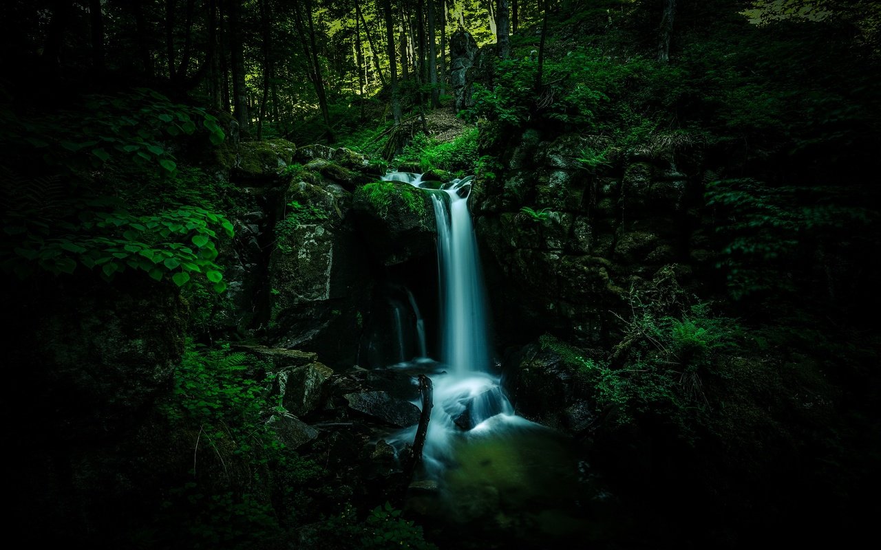 Обои камни, лес, водопад, темный фон, stones, forest, waterfall, the dark background разрешение 3840x2160 Загрузить