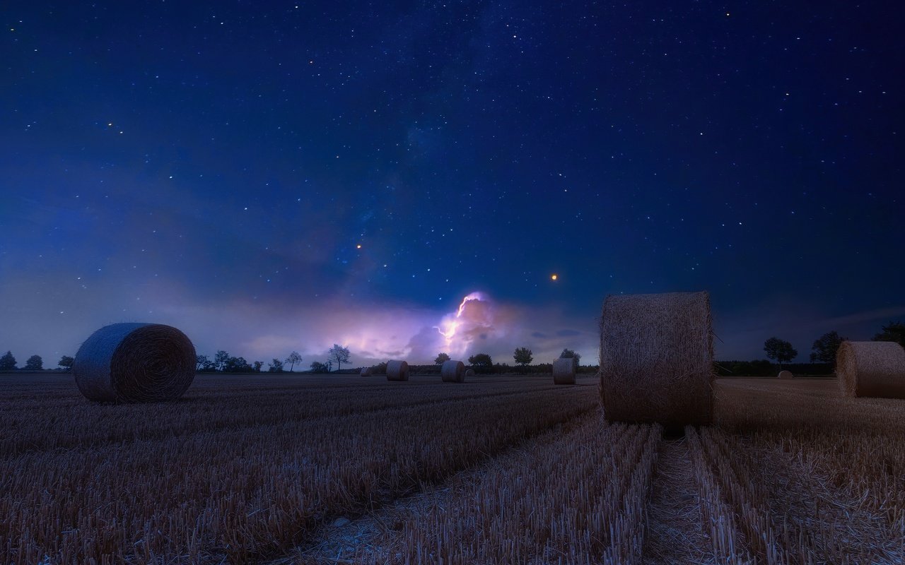 Обои ночь, звезды, поле, сено, солома, тюки, night, stars, field, hay, straw, bales разрешение 3840x2160 Загрузить