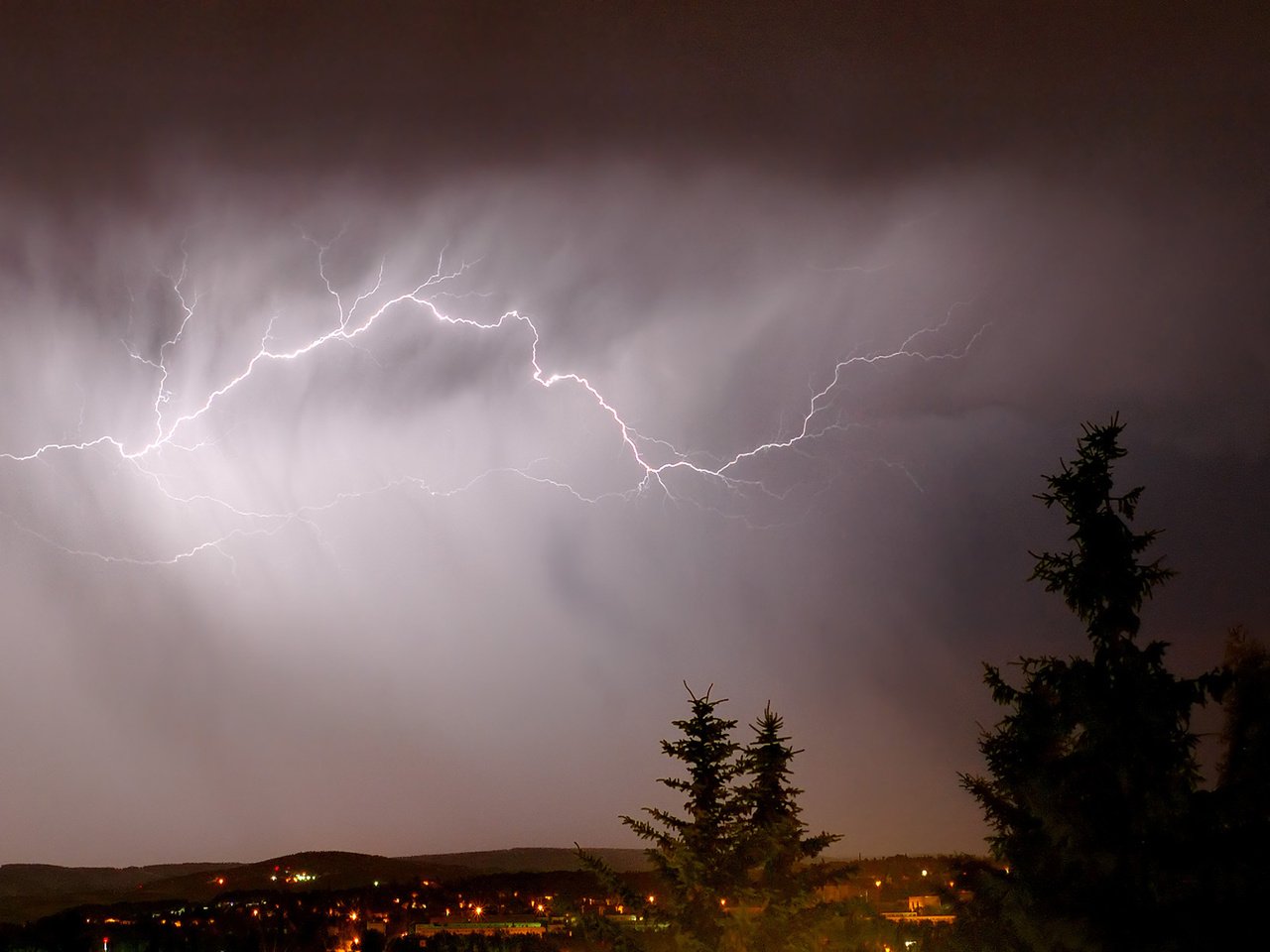 Обои облака, ночь, тучи, молния, город, clouds, night, lightning, the city разрешение 1920x1200 Загрузить