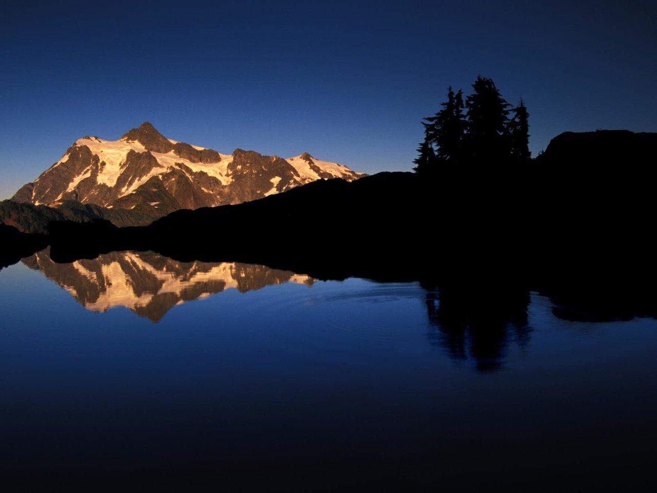 Обои небо, озеро, отражение, гора, ель, вершина, сосна, the sky, lake, reflection, mountain, spruce, top, pine разрешение 1999x1333 Загрузить