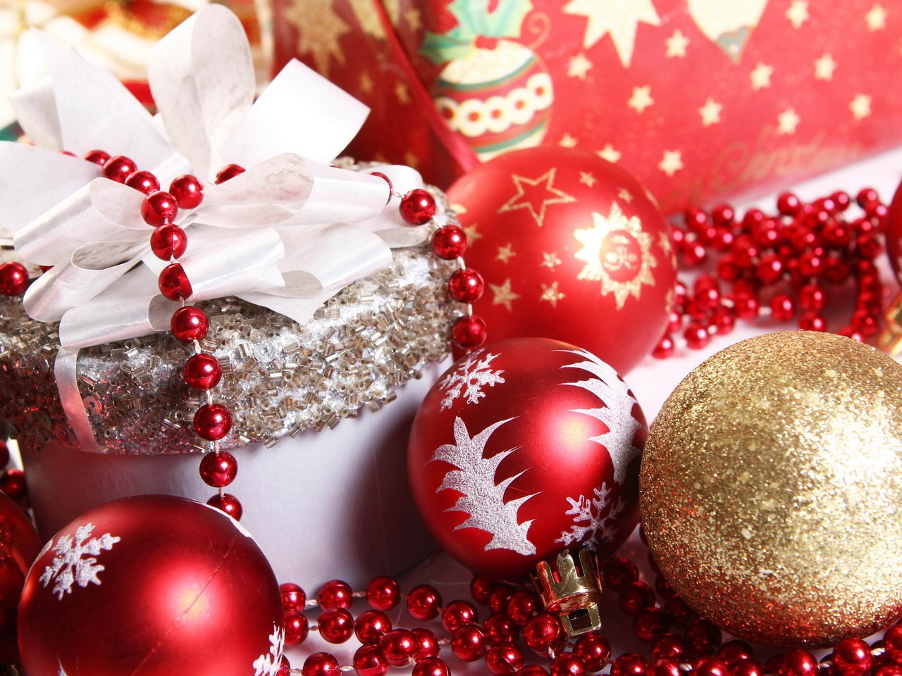 Обои новый год, праздник, елка, рождество, шары, елочные игрушки, коробка, красные, золотые, красный, шарики, бант, блеск, новогодние игрушки, бусы, новогодний шар, подарок, new year, holiday, tree, christmas, christmas decorations, balls, box, red, gold, bow, shine, christmas toys, beads, christmas ball, gift разрешение 2560x1600 Загрузить