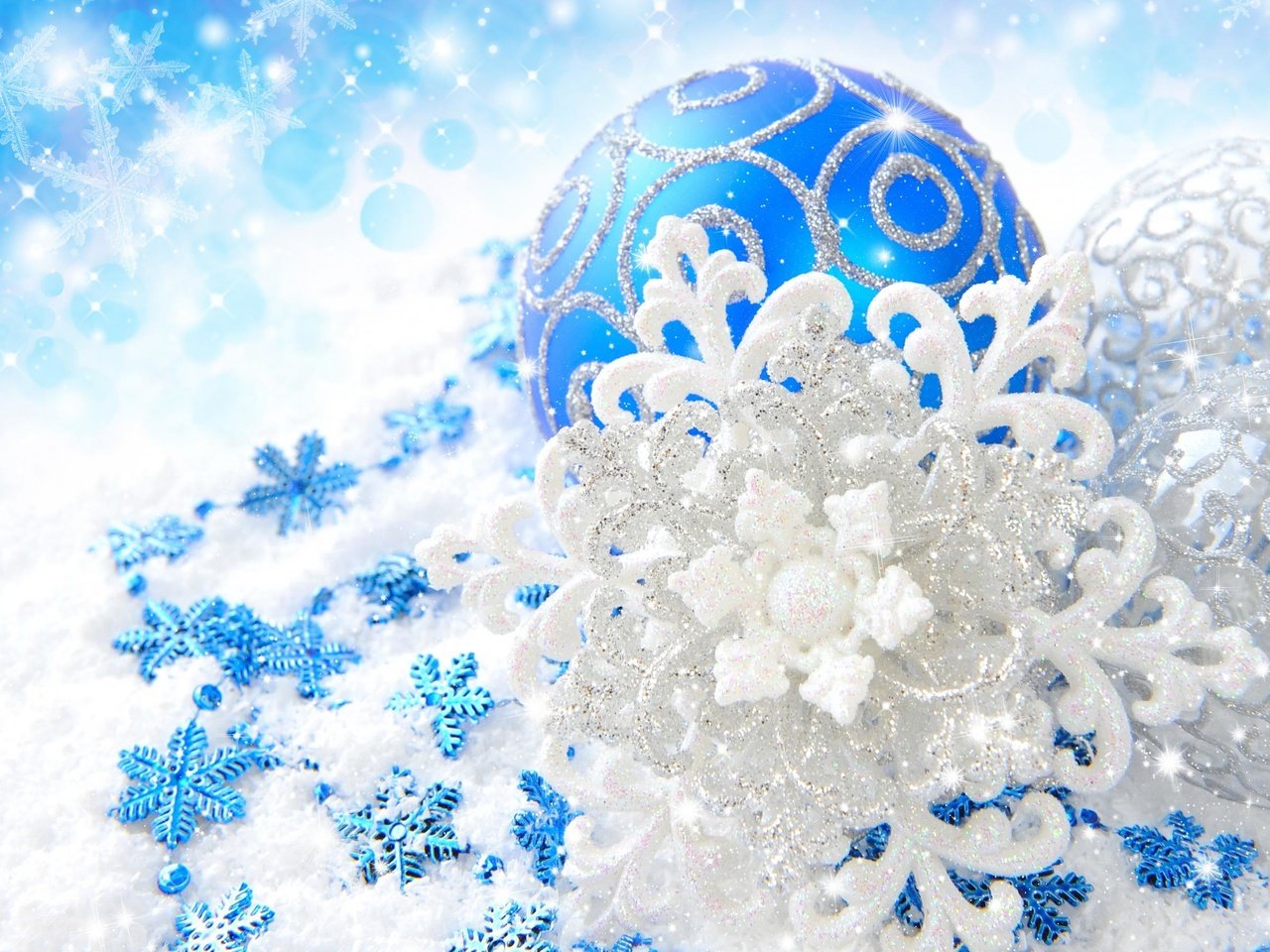 Обои серебристые, новый год, шары, снежинки, узоры, блеск, игрушки, белые, синие, silver, new year, balls, snowflakes, patterns, shine, toys, white, blue разрешение 2880x1800 Загрузить